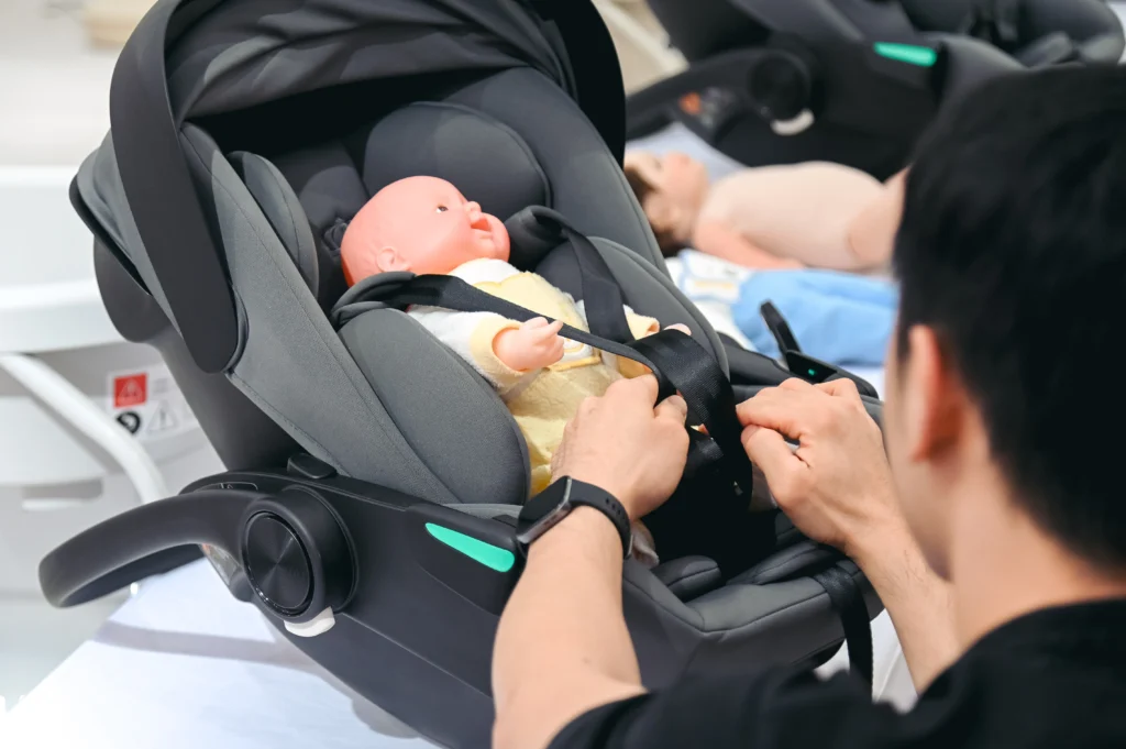 คุณพ่อคุณแม่ฝึกพาลูกนั่งคาร์ซีทในเวิร์กช็อป Baby’s 1st Day at Home