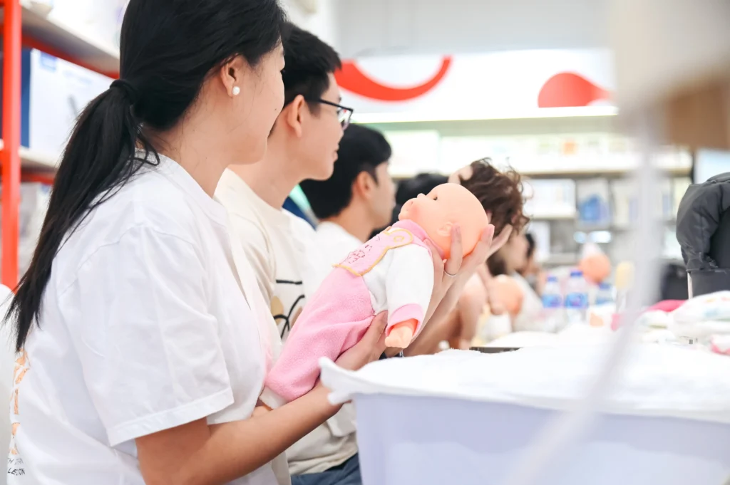 คุณพ่อคุณแม่ฝึกอุ้มลูกก่อนกลับบ้านในเวิร์กช็อป Baby’s 1st Day at Home