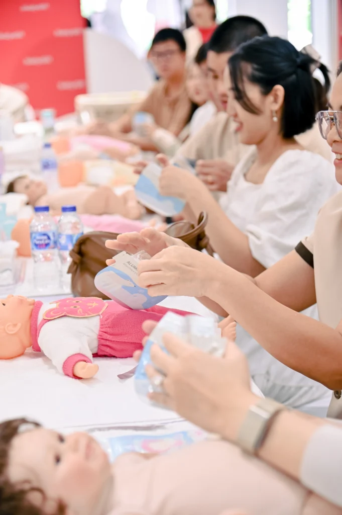 คุณพ่อคุณแม่ฝึกการเก็บน้ำนมแม่กับถุงเก็บน้ำนมอะลูมิเนียมฟอยล์ Prince & Princess ใน Workshop Baby’s 1st Day at Home