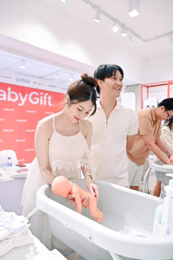 คุณพ่อคุณแม่ฝึกใช้โต๊ะอาบน้ำ Tub a Puff ใน Workshop Baby’s 1st Day at Home