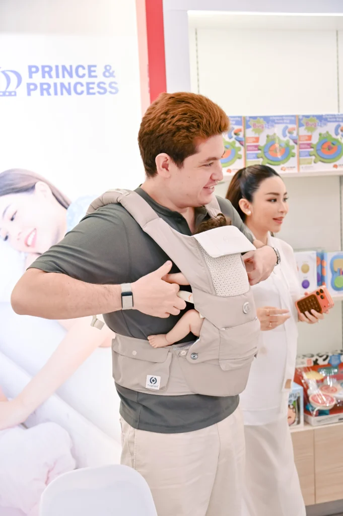 คุณพ่อคุณแม่ฝึกอุ้มลูกโดยใช้เป้อุ้ม Hugpapa ใน Workshop Baby’s 1st Day at Home
