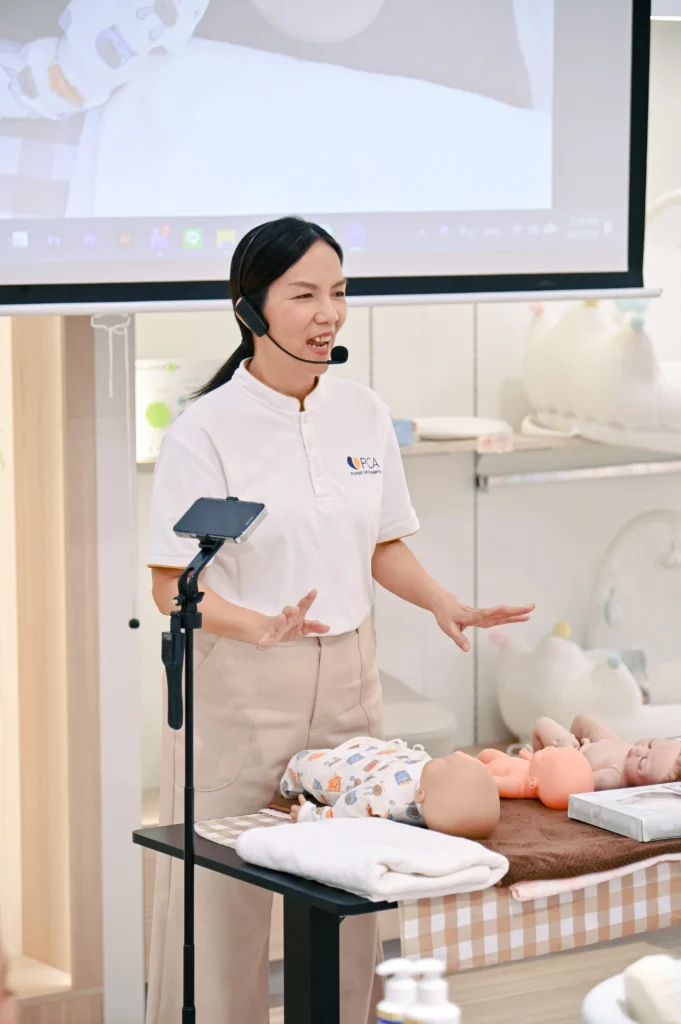 วิทยากรสาธิตการดูแลเด็กแรกเกิดอย่างปลอดภัยให้คุณพ่อคุณแม่ใน Workshop Baby’s 1st Day at Home