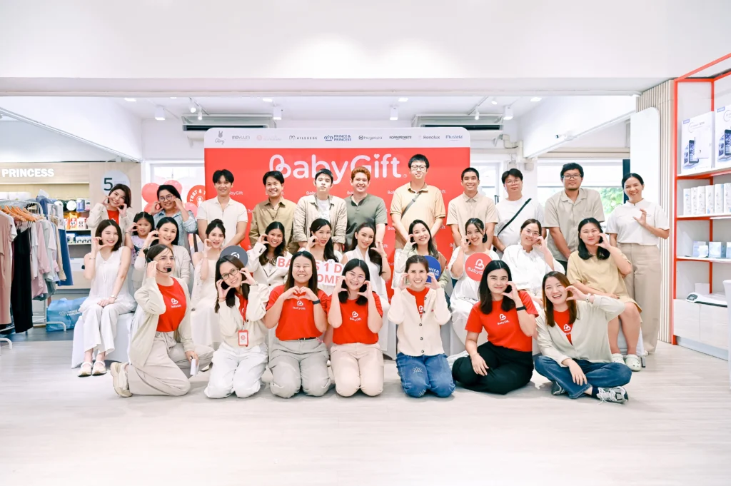 ผู้เข้าร่วมและทีมงาน BabyGift ถ่ายภาพร่วมกันใน Workshop Baby’s 1st Day at Home